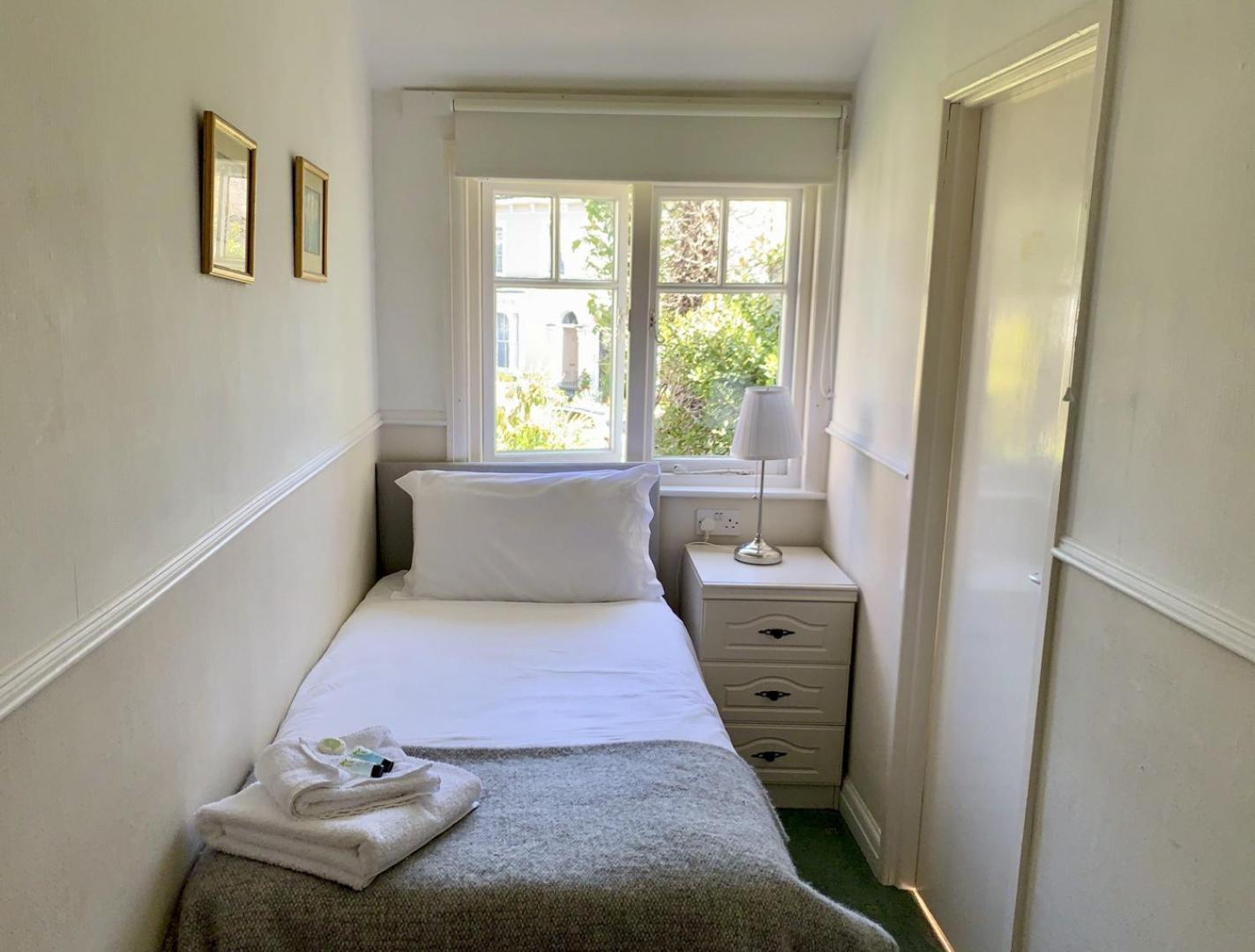 Bed & Breakfast Seaclyffe Ltd