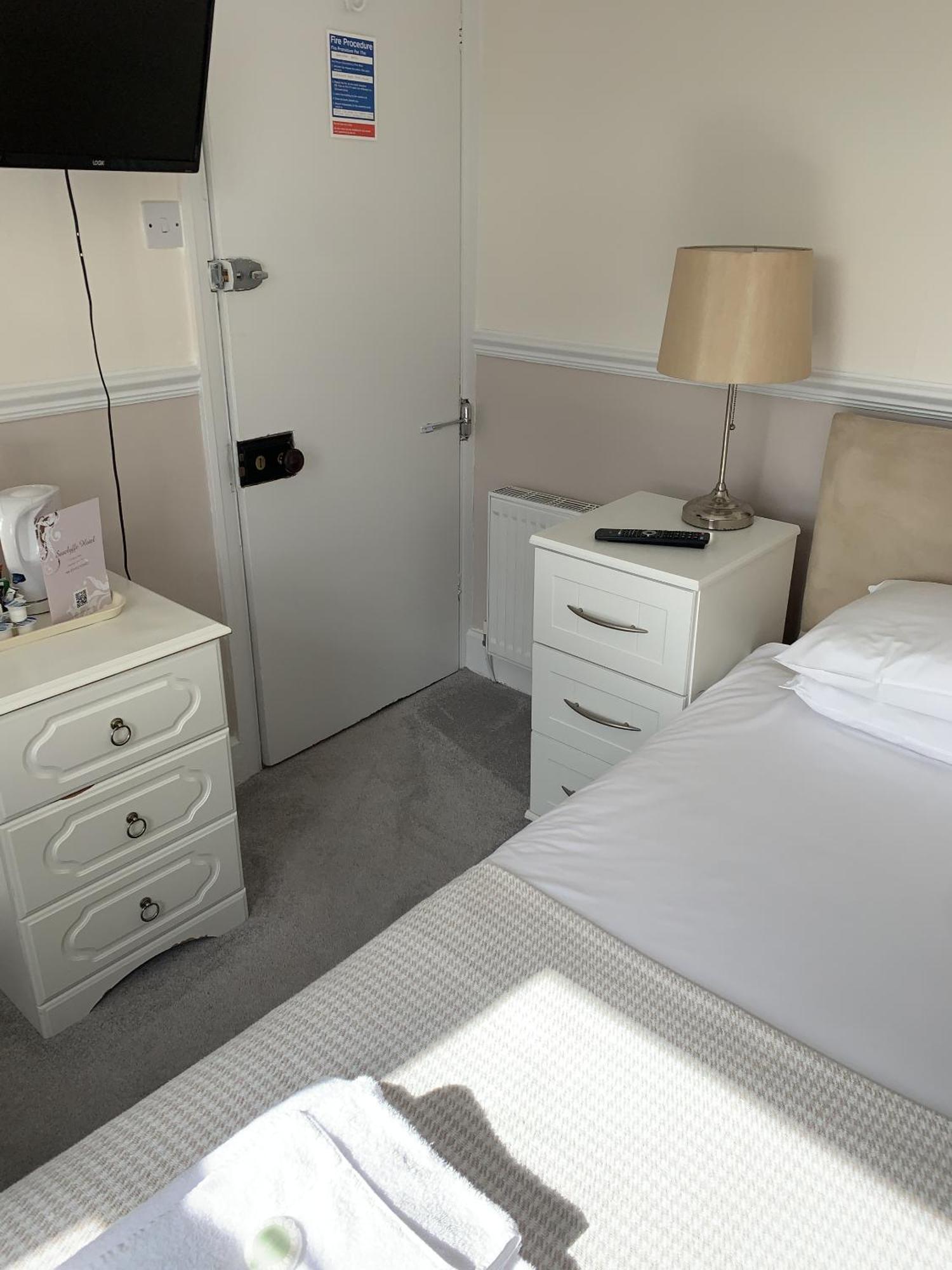 Seaclyffe Ltd Bed & Breakfast 2*